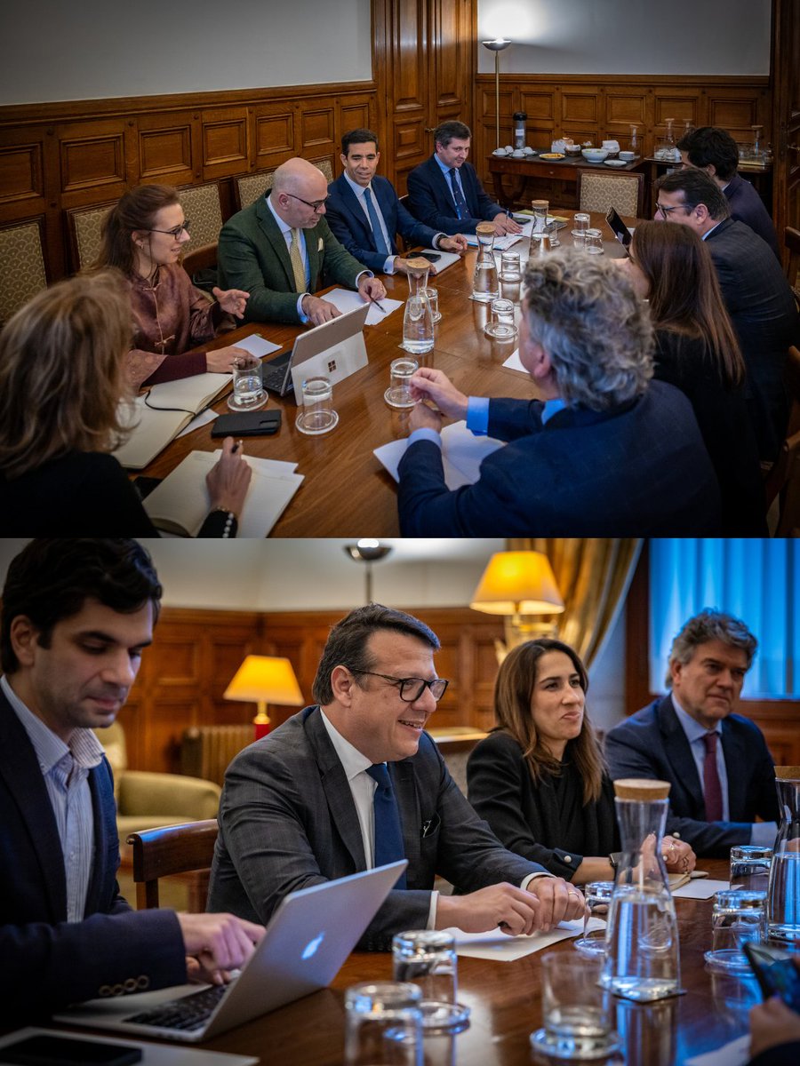 mpresidencia_pt's tweet image. Os Ministros @Leitao_Amaro, @cabreuamorim e @miguelluz reuniram com GPs @ppdpsd, @_CDSPP, @LiberalPT, @psocialista e @PartidoCHEGA.

Diálogo para executar reformas: menos casas e terrenos parados, desbloqueio de heranças indivisas e mais habitação.

#GovernoXXV #Presidência