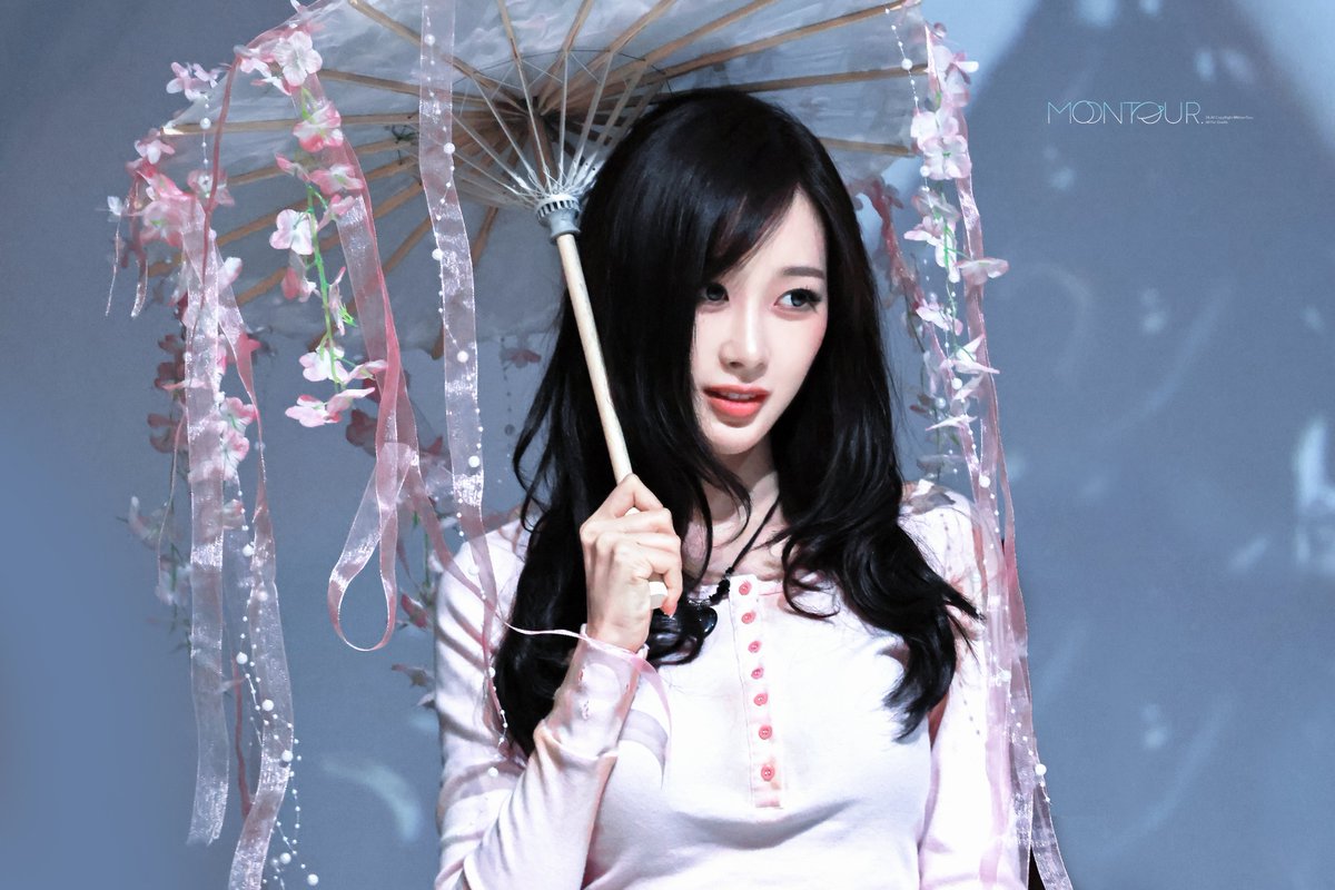 MoonTour. tweet media