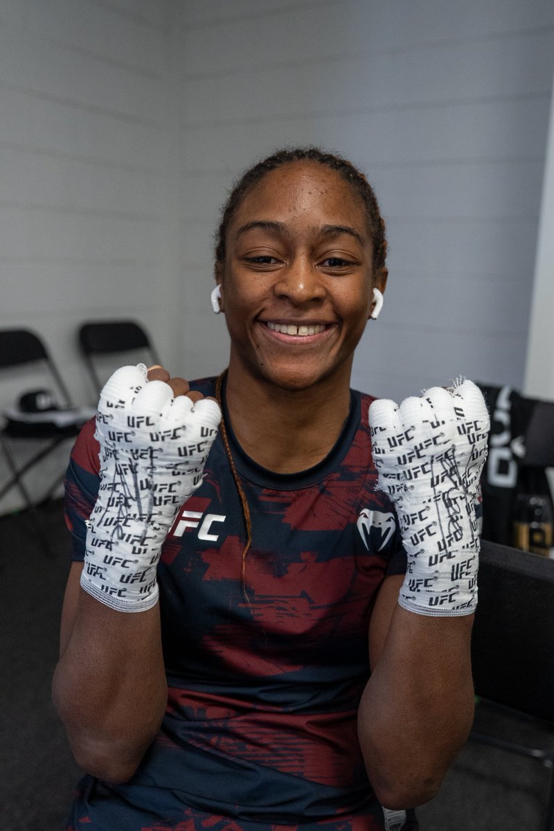 danawhite's tweet image. #UFCLondon prelims are NOW LIVE on @paramountplus! Dyer vs Morais is up first