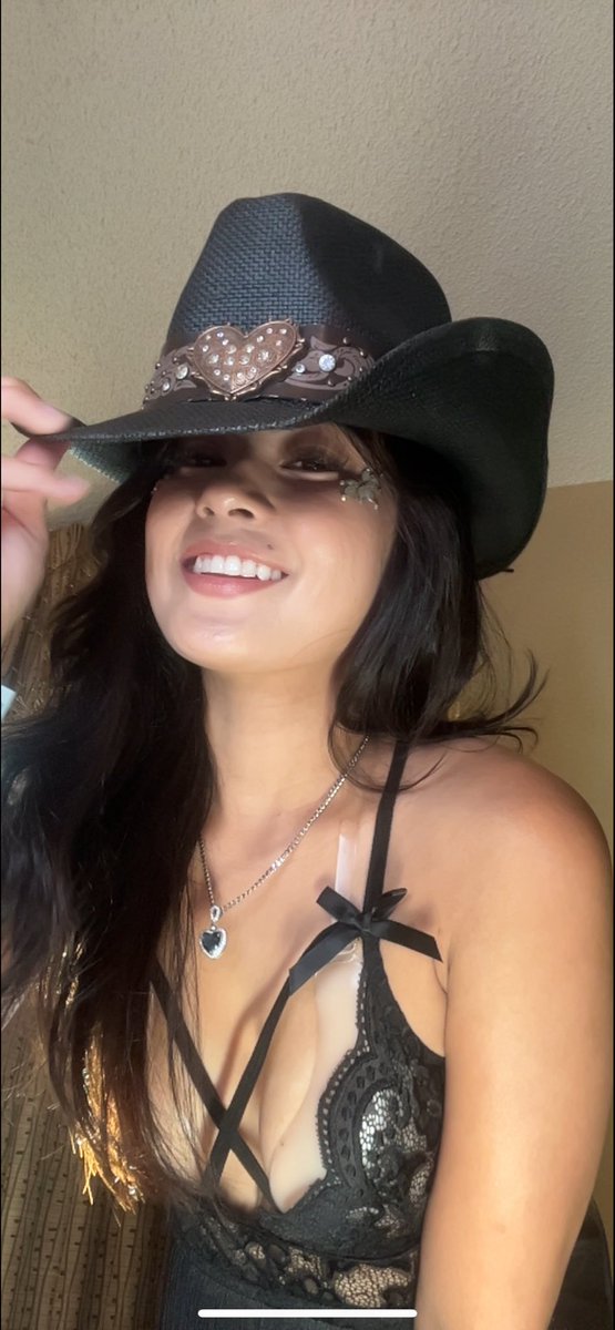 Jade_auraa's tweet photo. Sweet face, outlaw energy😈 Want to see my entire outfit? Subscribe to my OF @jade_auraa🫶
•
•
•
#fyp #sexy #cowgirl https://t.co/pdjdPicjQh