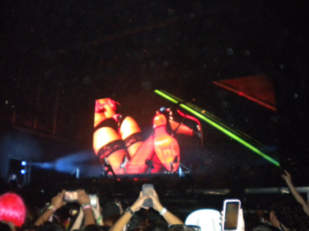 las tres o tweet media