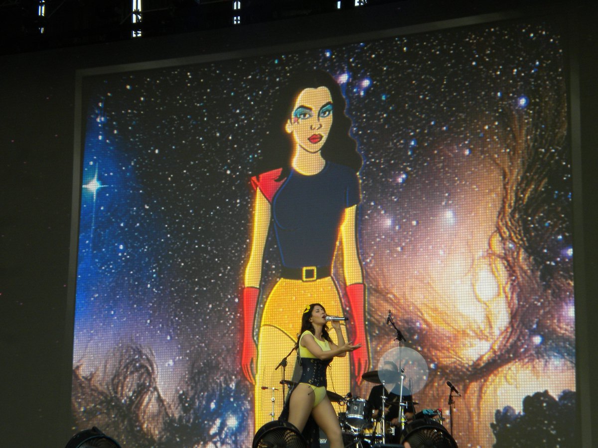 las tres o tweet media