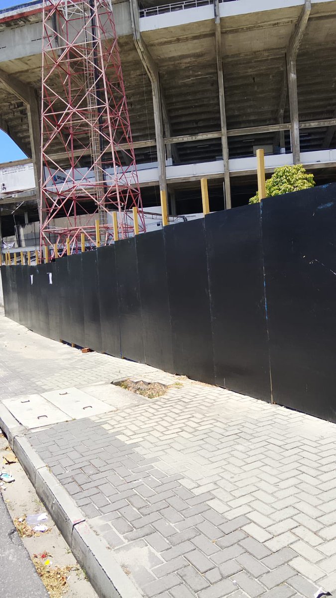 flaviothierre's tweet photo. Vi algumas pessoas falando sobre o que seria essa obra na entrada das sociais, fui atrás e me passaram que está sendo refeito o muro e seria feita uma guarita. Utilizei o Chatgpt para trazer um esboço, mais ou menos, de como será. https://t.co/puCZG2O0TO