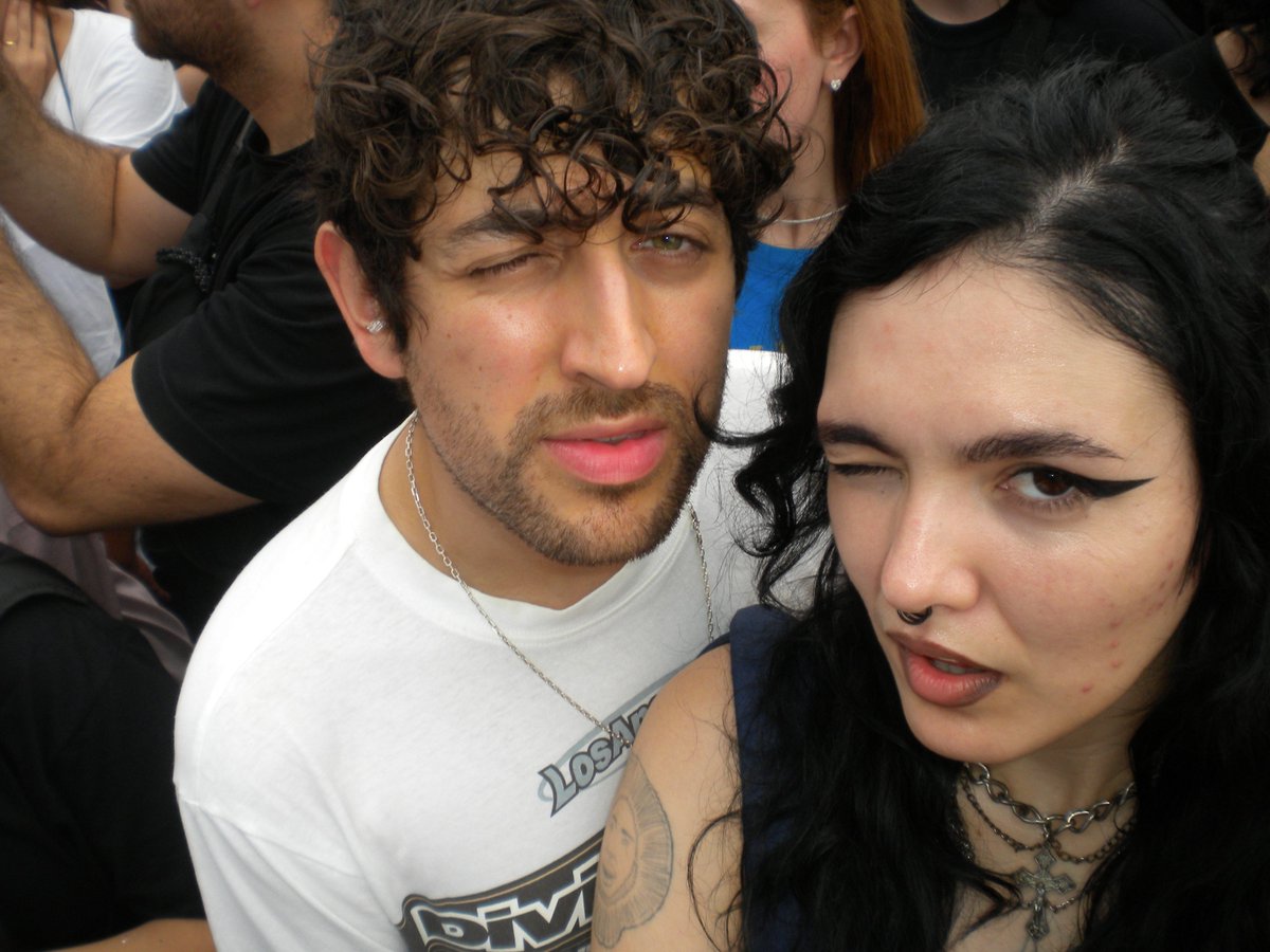 las tres o tweet media