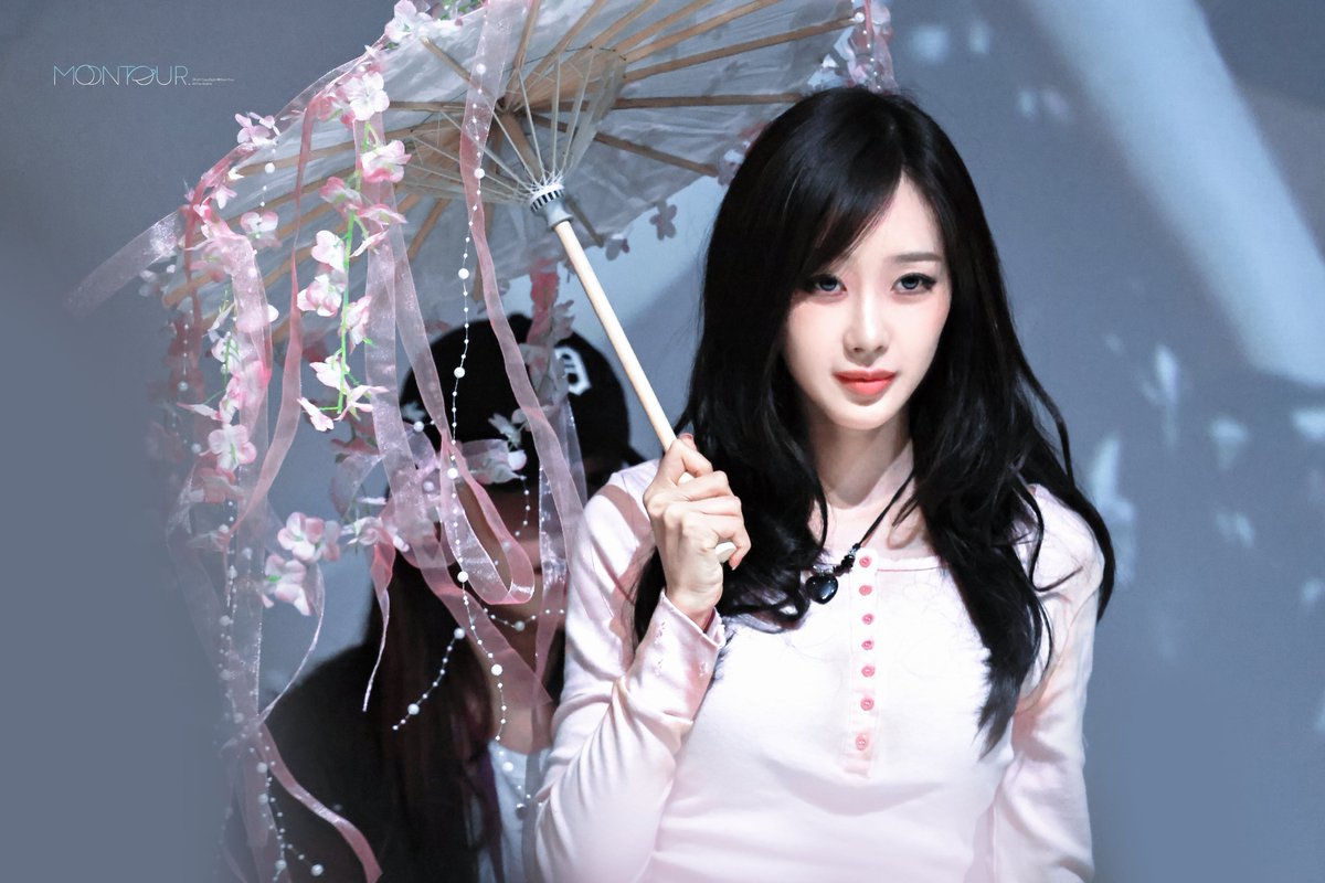 MoonTour. tweet media