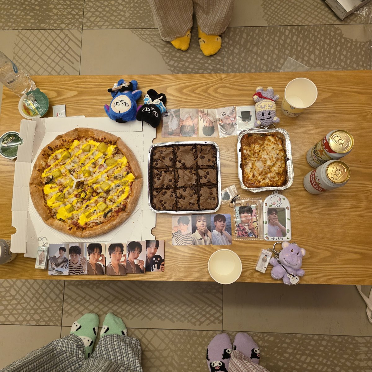 cat_holic712's tweet photo. 혐생땜에 우사합 첫공은 못갔지만ㅠ
퇴근하자마자 즐긴 엔퍄나잇🥹
공연 끝나자마자 대신 체크인해주고 숙소 다 꾸며준 파티에 진심인 여성들ㅋㅋㅋ
간만에 웃다가 배 찢어지는줄 알았어요😂
내일도 같이 재밌게 놀고, 다음에도 또 쳐들어와요!
근데 왜 또 태그가 안되시는지? @nf_dia @love__921031 https://t.co/5wdnUgq0TS