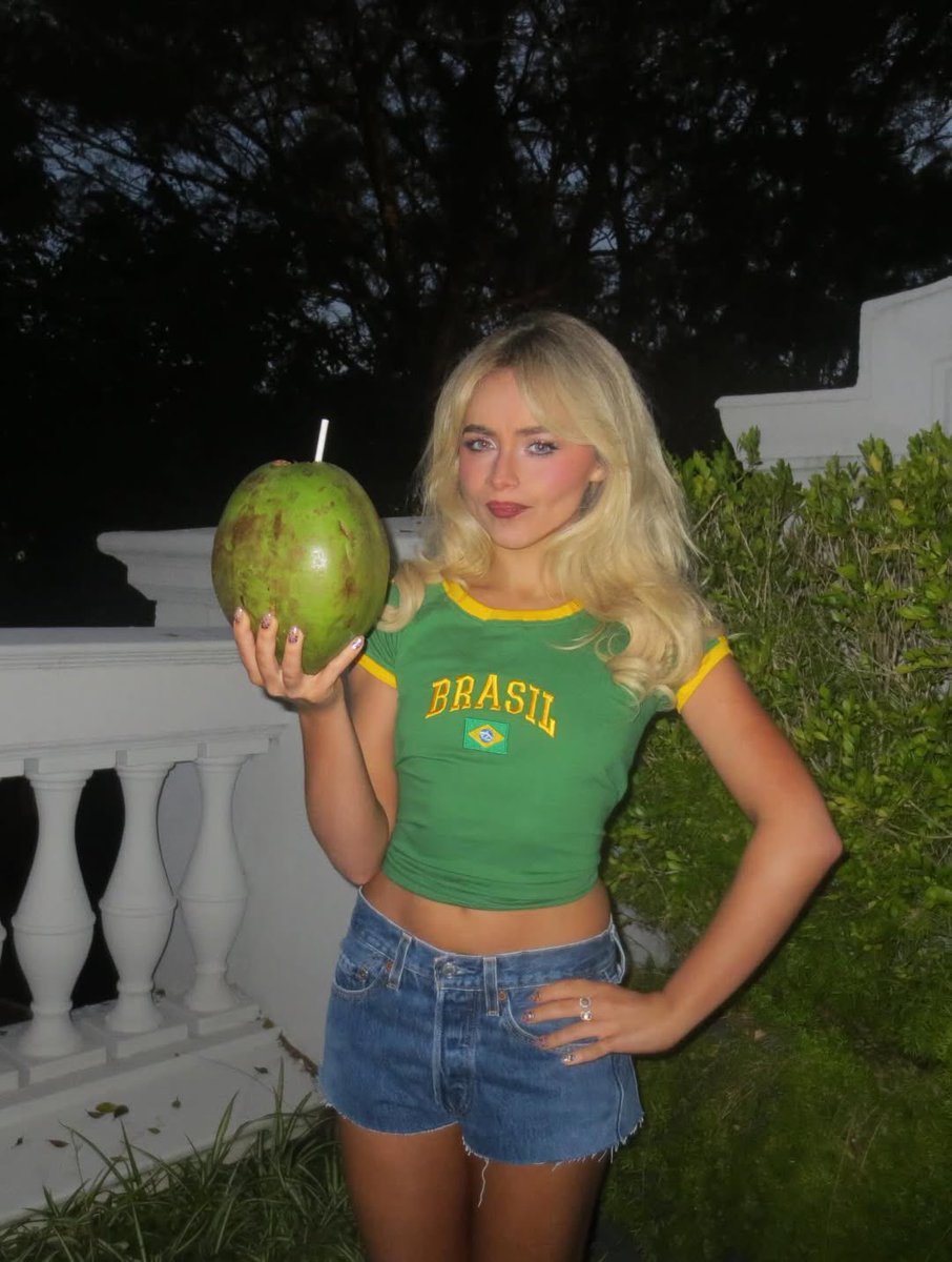 BRASILEIRA!

Sabrina Carpenter tomando uma água de coco com a camisa do Brasil! 🇧🇷