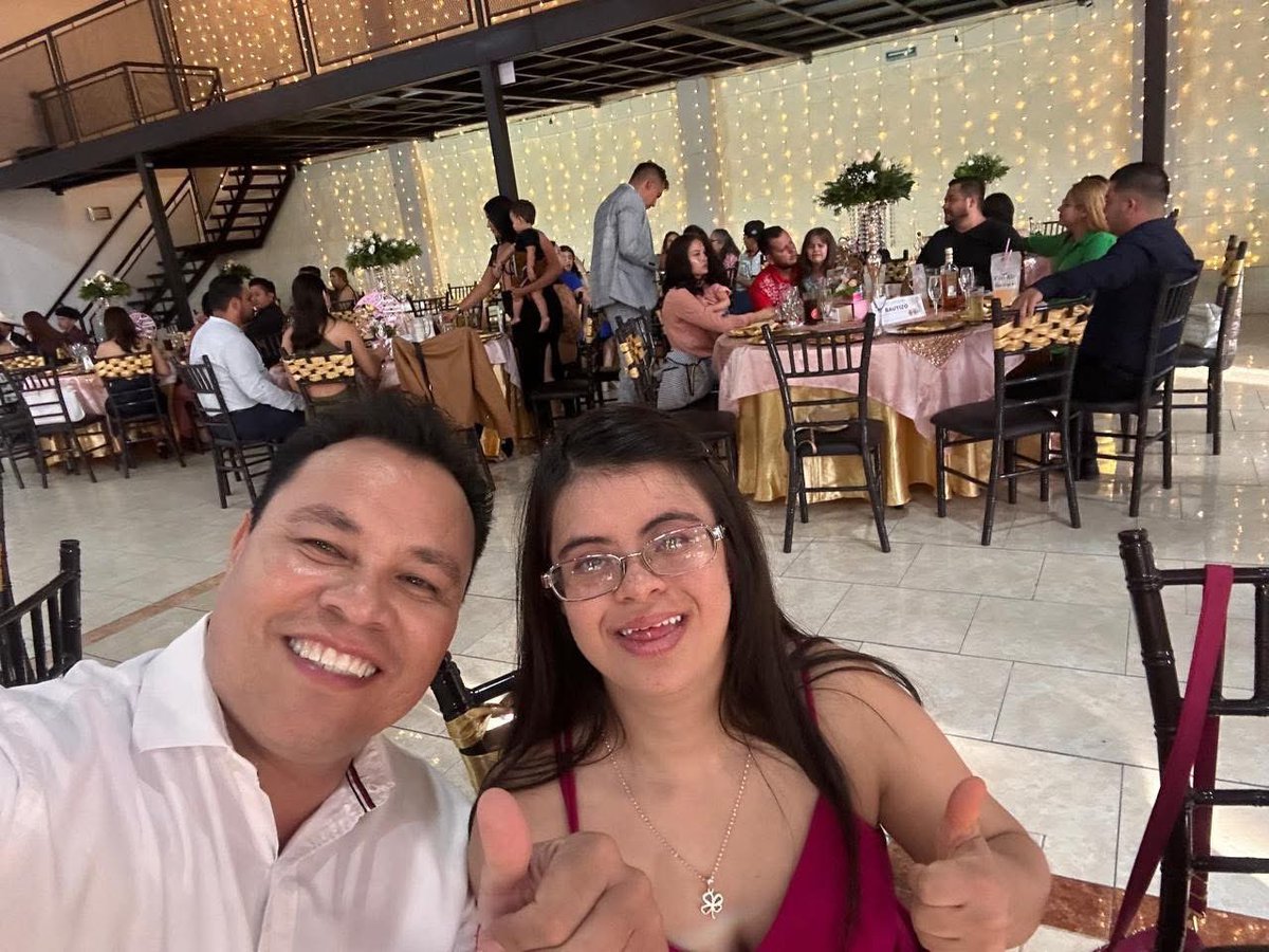 yanez_arturo's tweet photo. ¡Hola a todos! Les quiero presentar a mi sobrina Mariel Raquel, a quien cariñosamente llamamos “Tita”. Con 30 años, trabaja en un cine de nuestra ciudad y quienes la conocemos sabemos que es una persona trabajadora y responsable. A veces un poco tímida, pero siempre la más amigable y sonriente. 😊💙💛

Hoy, 21 de marzo, celebramos a las personas como Tita que nacieron con Síndrome de Down. Les invito a que todos juntos trabajemos por una sociedad más inclusiva, donde se trate a cada uno con respeto y dignidad, dejando atrás prejuicios y condescendencia.

Tita, sé que estarás leyendo esto: ¡te queremos y admiramos mucho! 🧦🥰😃

¡Únete a la celebración enviándome una foto de tus calcetas desiguales! ¡Digamos sí a la inclusión!

#21deMarzo #DíaMundialDelSíndromeDeDown