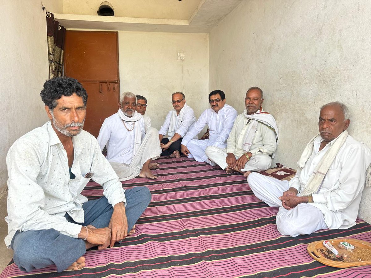 आज ढाबला में श्री देवी सिंह जी एवं कमल सिंह जी राजपूत के करंट लगने से हुई दुखद मृत्यु पर उनके निवास पर पहुंचकर शोक संवेदनाएं व्यक्त कीं।

ईश्वर दिवंगत आत्माओं को शांति प्रदान करें एवं शोकाकुल परिवार को इस दुख की घड़ी में संबल दे।