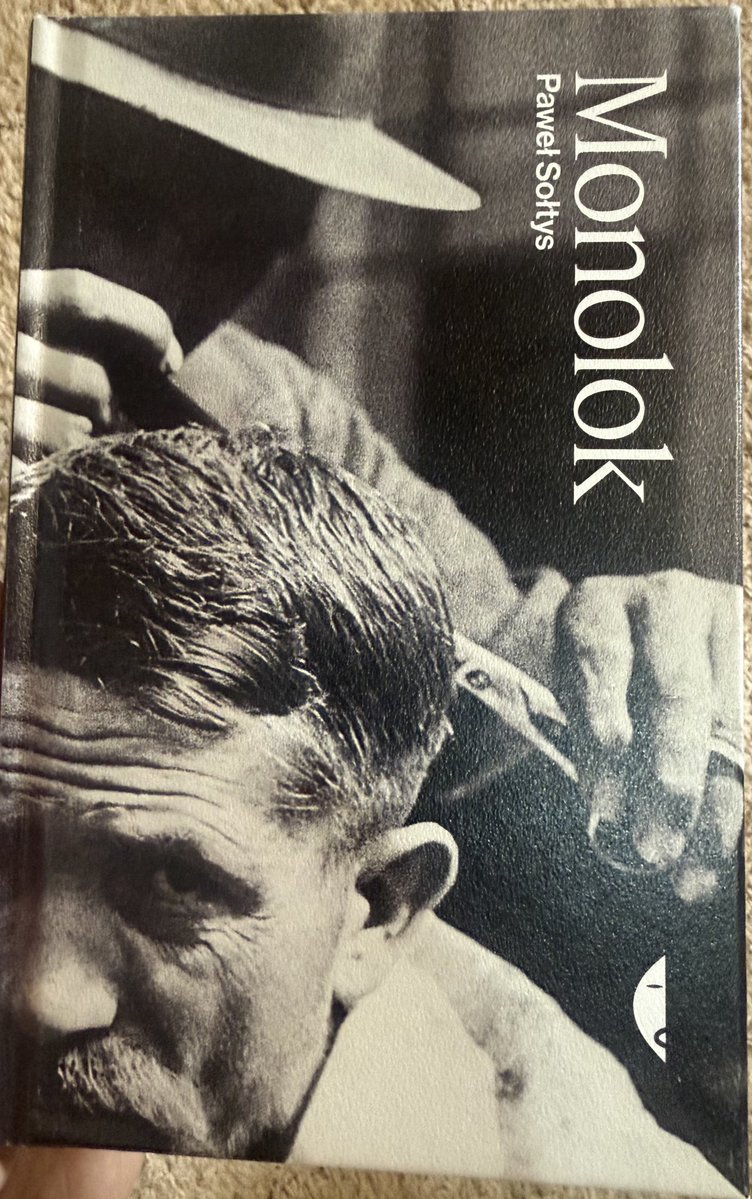 📚Z wdziękiem i subtelnie o starej i tej młodszej Warszawie, choć ta „Wersalem” nie była. Lektura kapitalna - ma sznyt. Dla wielbicieli kultury miejskiej, ale tej z zakamarków, gdzie wódkę wali się pod kiszonego, przepalając duszącym szlugiem.

Nowakowski by się nie powstydził.