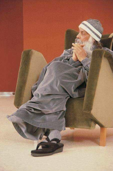 Living moment to moment, neither bothering with the past which is gone, nor becoming concerned about the future which has not come yet.

Always being herenow, and you are a nobody; you are a no-mind.
And this opening is the greatest ECSTASY. 

🌼 Zen The Solitary Bird...
#OSHO 🪷