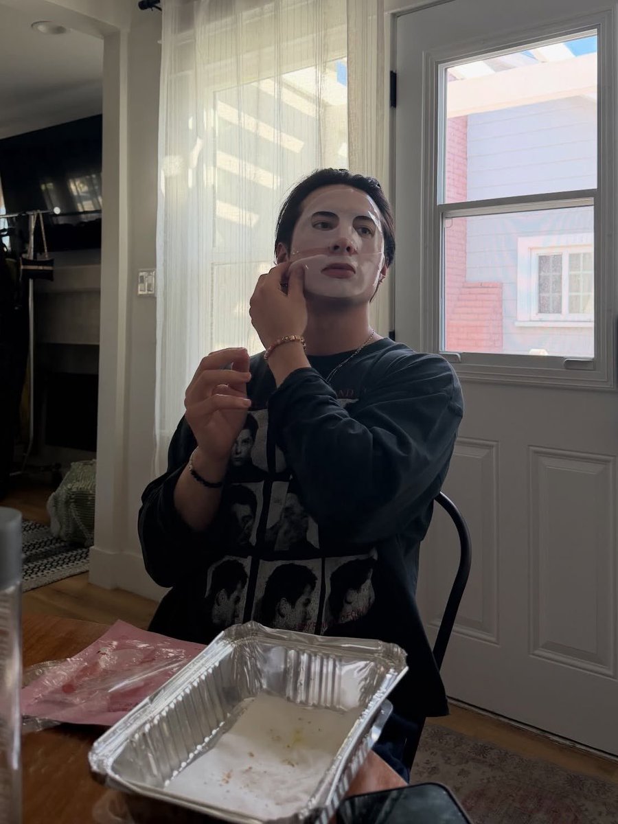 rznovgf's tweet image. fumando e fazendo skincare #omg hes so me