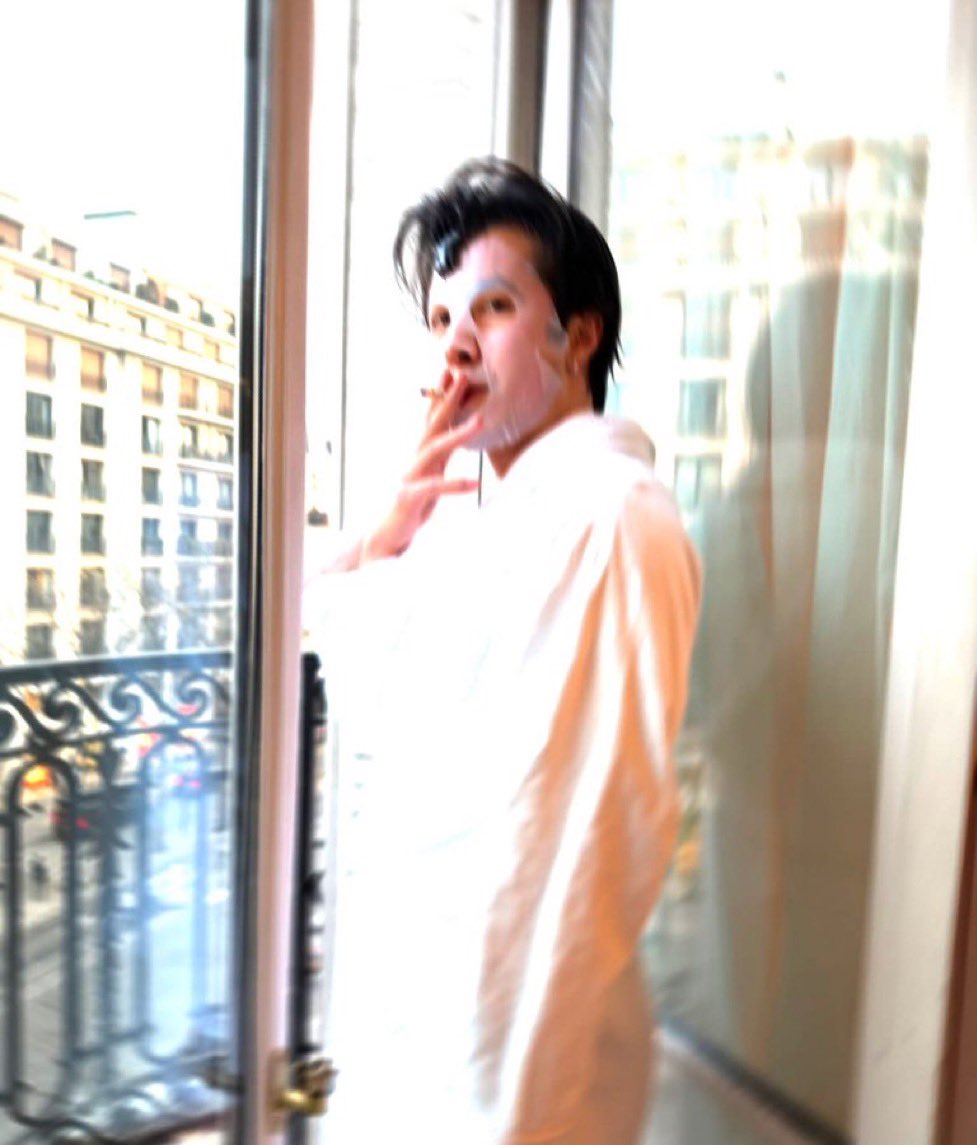 rznovgf's tweet image. fumando e fazendo skincare #omg hes so me