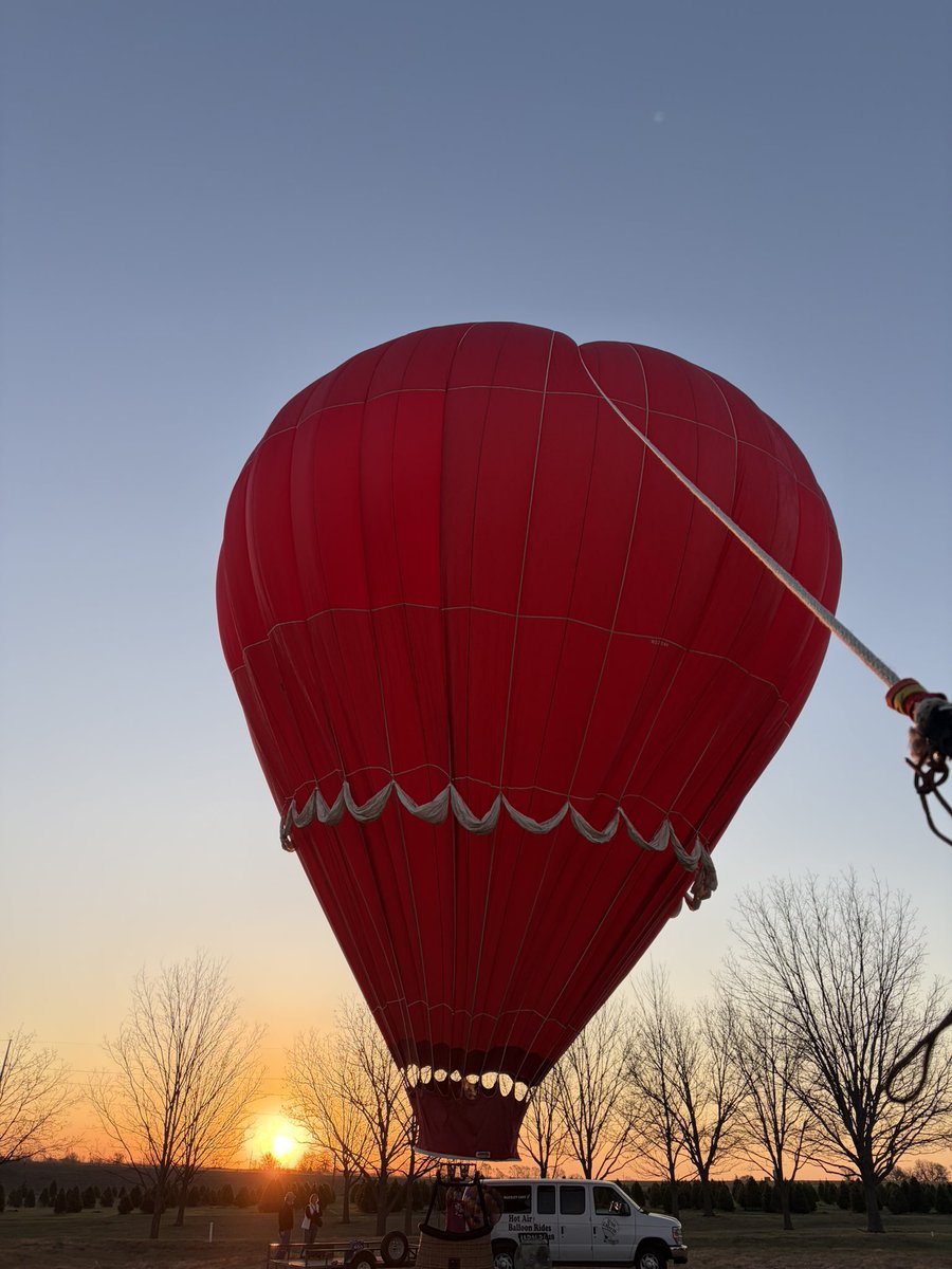 OldWorldballoon's tweet photo. Sweetheart’s in the air this morning! About as perfect morning as you could have light and variable winds,  blue skies,  and fun people! #OWB #OWBCrew #InFlightSelfieOfTheDay ￼ https://t.co/pE5ytbY6ew