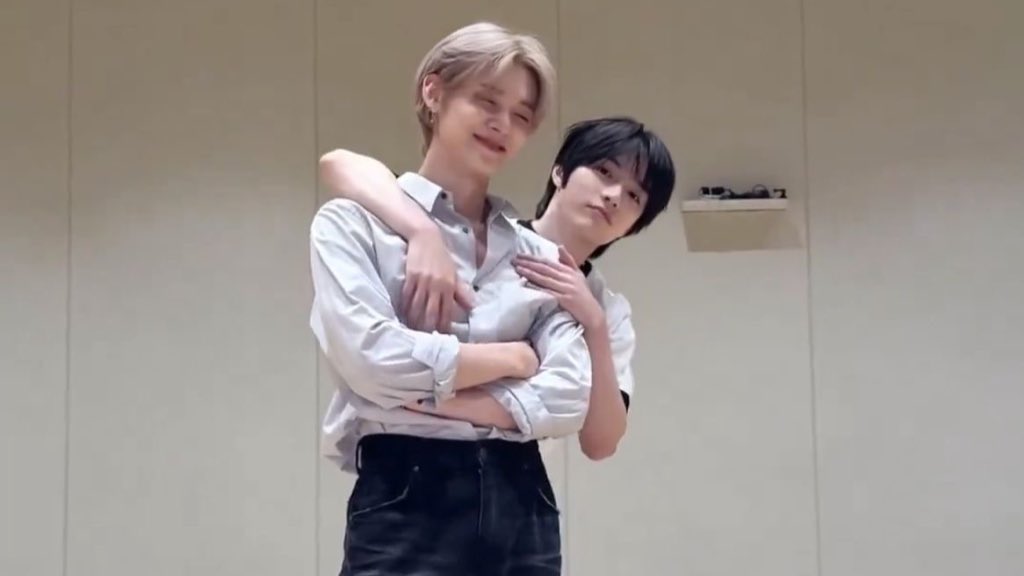 yeomgyuology's tweet photo. another beomjun size difference of yeonjun being able to cover beomgyus entire frame 🚬 https://t.co/CkPpHfWeYx