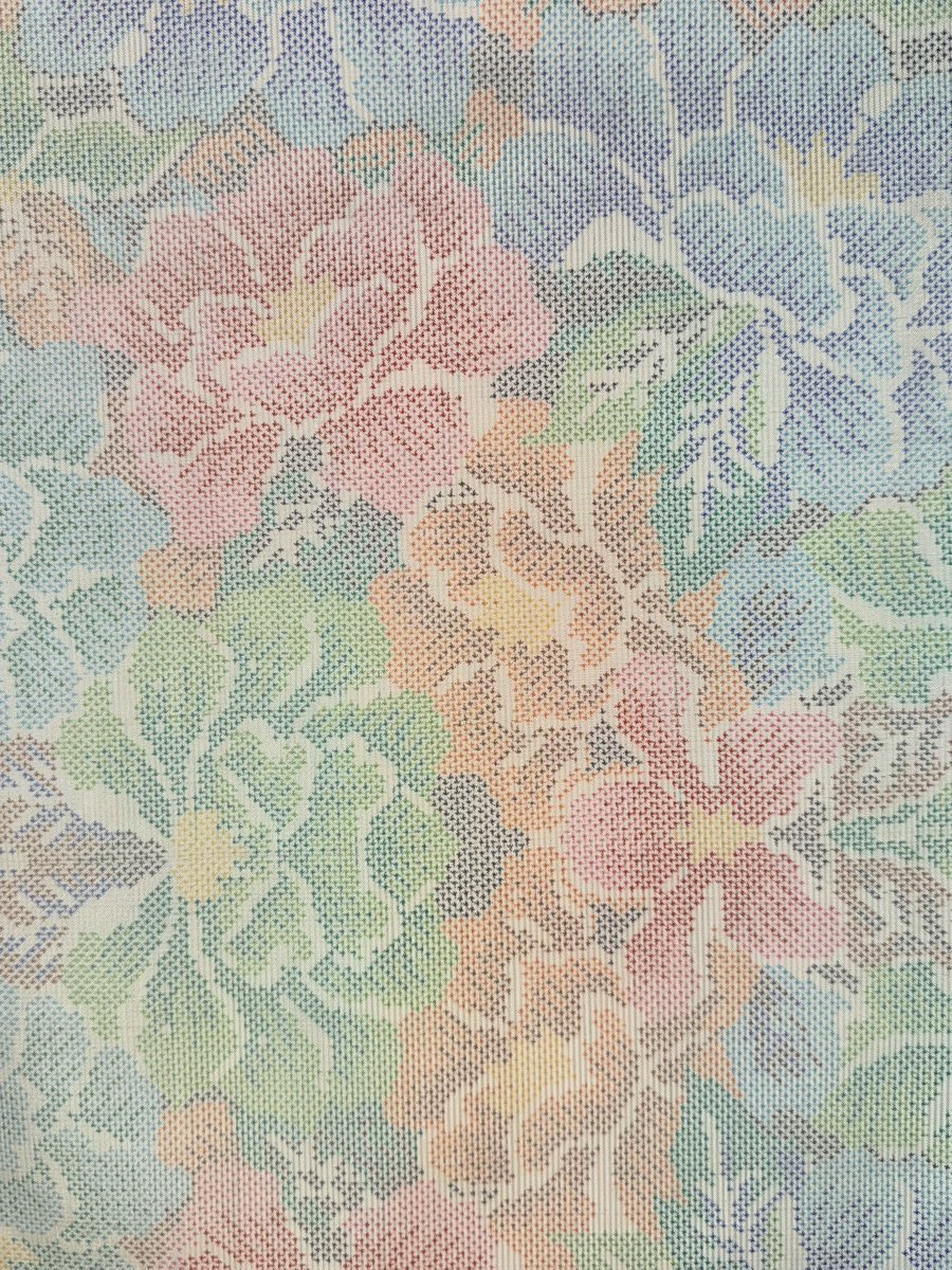 #今日のトルソーさん は<a href="/kimonodegojaru/">トモノスケ</a> さんの薔薇や小鳥が春らしい名古屋帯にカラフルなお花柄の大島紬を合わせました👘
身丈162.裄66.5.袖丈50.5㎝
名古屋帯360㎝
#キモノ葉月大塚