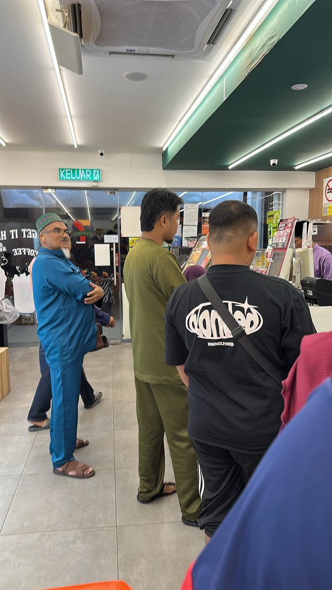 ZlHkm's tweet photo. Dengan casher pun nak bergaduh @NazirulIkman https://t.co/uXAxIXQL7W
