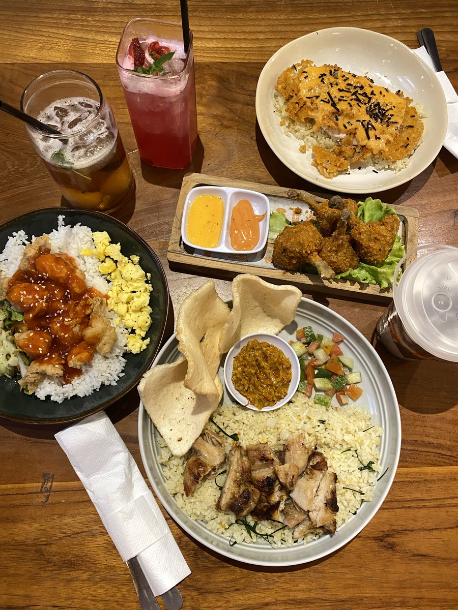 brokeformai's tweet photo. I eat good during raya while u eat my chewed rendang loll. Go reimburse it to be my obedient slave <3 https://t.co/2K5vAE6nCw