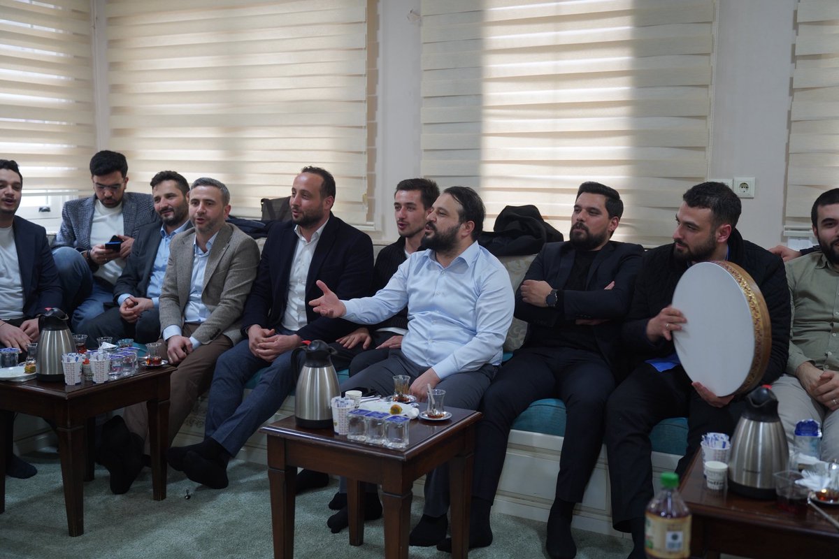 beytullahcicen_'s tweet photo. Bayramın ruhu burada… 🤍

TÜGVA İstanbul İl Başkanlığımızda geleneksel bayramlaşma programımızı; muhabbetle, samimiyetle, kardeşlikle gerçekleştirdik.
Aynı sofrada buluşan, aynı duaya “amin” diyen, aynı hedefe yürüyen bir gençlik var.

Çaylar demlendi, gönüller birleşti, dualar semaya yükseldi…
İşte biz bu yüzden güçlüyüz.

Nice bayramlara; omuz omuza, yan yana, hep birlikte. 🔥

#TÜGVAİstanbul #Bayramlaşma #GençlikVarBurada
