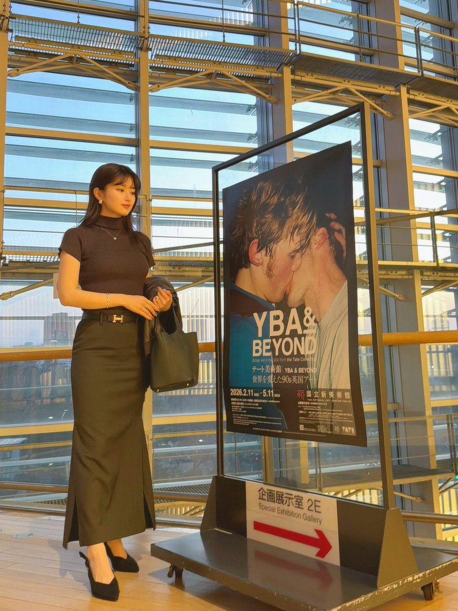 テート美術館展🎨90年代英国、YBAの剥き出しのエネルギーに圧倒されました。中でも、ダミアン・ハースト『後天的な回避不能』の実物を見れて嬉しかった。ガラスケースの中の、逃げ場のない「日常」。アートのパワーを肌で感じられたかな💭おにゅーのエルメスベルトとバングルも初下ろし✌️