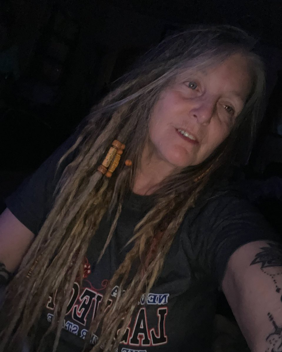 Tiffany_M_Roa's tweet image. When your hair is finally long enough to fall in the toilet , do you cut it ? Or learn to get faster at messy buns ? 😂
#dreadlocks #hair #whitegirllocs