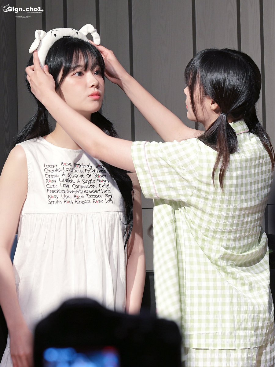 Sign_cho1's tweet photo. 250802 귀여워🐶🐹

#Chodan #Siyeon #쵸단 #시연 #QWER https://t.co/VzMPnIh2XU