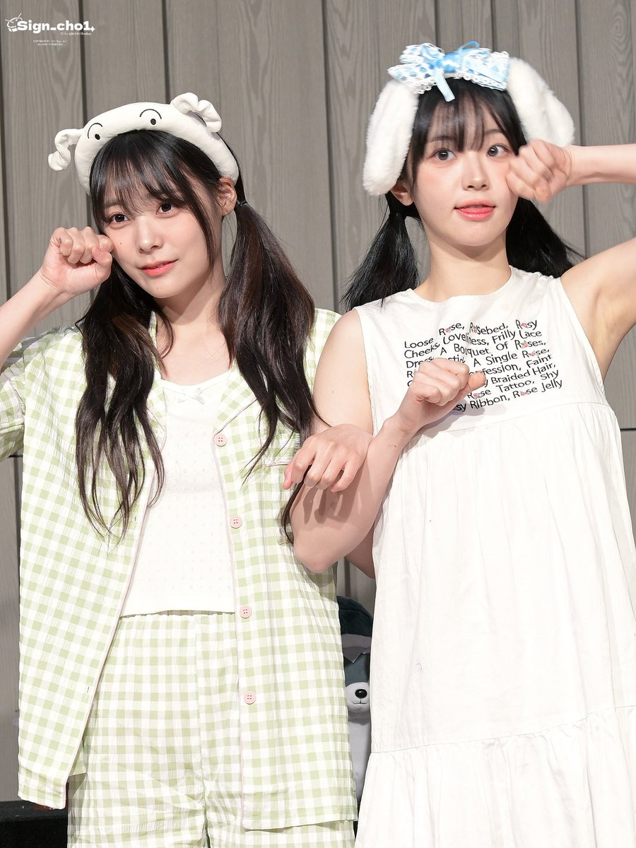 Sign_cho1's tweet photo. 250802 귀여워🐶🐹

#Chodan #Siyeon #쵸단 #시연 #QWER https://t.co/VzMPnIh2XU