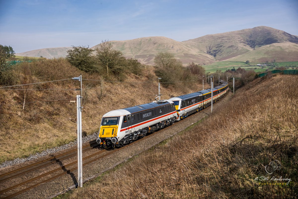ASMRailPhotos's tweet photo. 🖍️| 5Z32 1324 Tebay to Crewe H.S.
📣| @LocoServicesGrp
🚅| Class 89001 ‘Avocet’
🚅| DVT 82139 ‘My Lovely Horse’
🚅| Class 86101 ‘Sir William A Stannier FRS’
📍| Lowgill
📆| 20/03/2026
#class89 #89001 #lsl #locomotiveserviceslimited
📸| Photography by @ASMRailPhotos©️ https://t.co/7oJlHZxDne
