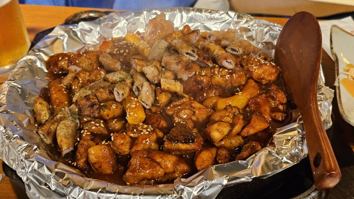 무인 투어 후 늦은저녁 뇸💚 절거웠다
근데 여기 짱맛👍 
곱창이랑 양념순살바베큐 어때
.
난 좋은데
(언젠가 싸포든 싸폴이든 훔쳐야지☺️)