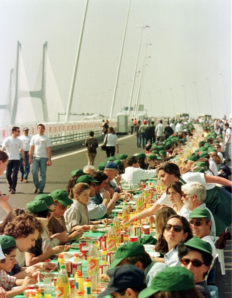 alentejo_1970's tweet image. A Mega feijoada na ponte Vasco da Gama a 22 de Março de 1998, organizada pelo #Fairy batendo recordes e criando um evento que ficou na memória de todos.