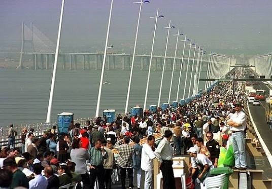 alentejo_1970's tweet image. A Mega feijoada na ponte Vasco da Gama a 22 de Março de 1998, organizada pelo #Fairy batendo recordes e criando um evento que ficou na memória de todos.