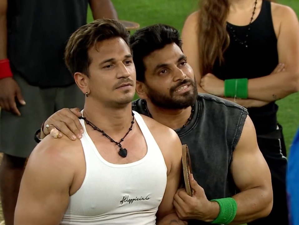 TeamPrinceOFC's tweet photo. A KING ISN'T BORN, HE IS MADE

Shocking moment of The 50: Prince Bhai ne diya apna ticket to finale @shivthakre9 ko! :’) 😱

Here is why Prince Narula is considered the Reality King of INDIA 

#PrinceNarula #PrinceGang #The50 #Colourtv
@HotstarReality @princenarula88 https://t.co/VhMjvPaQ9U