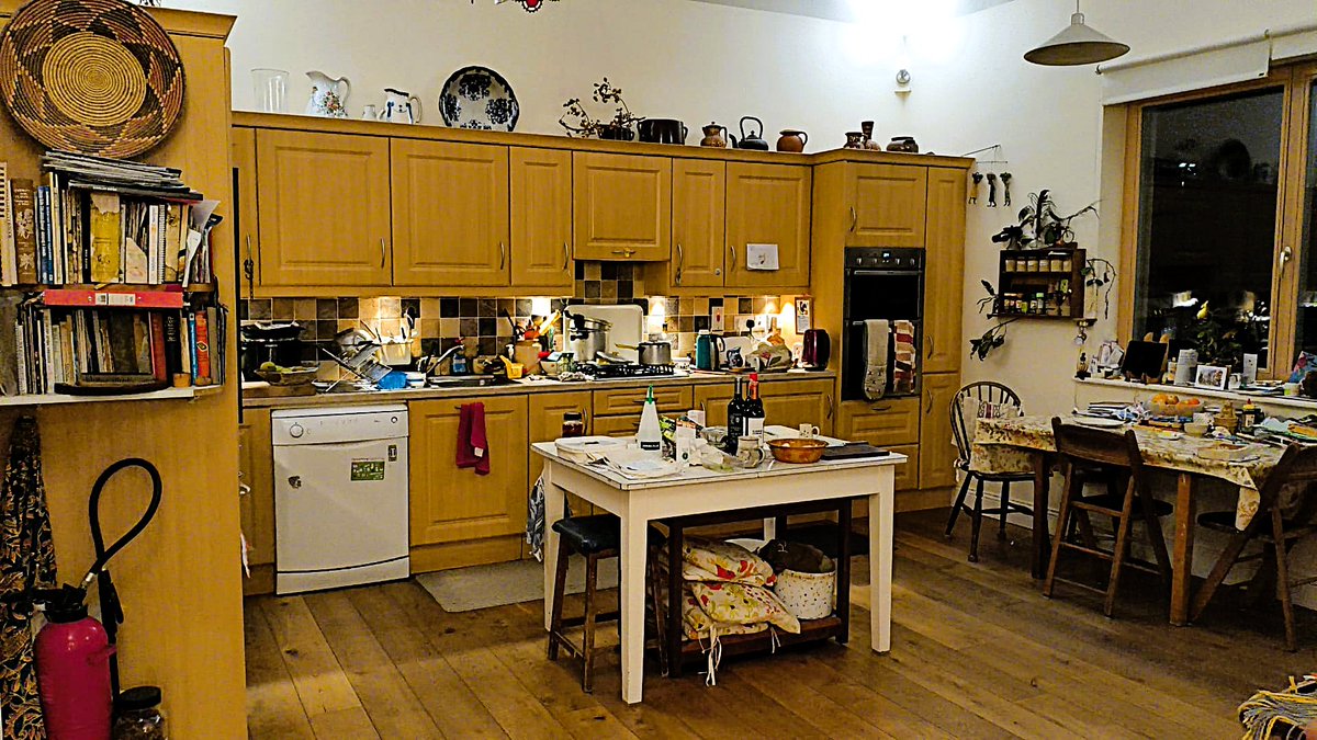 DaniElefantman's tweet image. Cocina de campo estilo rústico. Se guarda de todo  como en una despensa #Dublin #cocina #casadecampo #hacerfotos #rustico