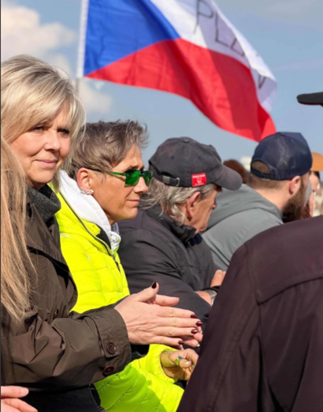 Demonstrace proti vládě Andreje Babiše se zúčastnila i manželka šéfa opozice, zasloužilá soudružka Eva Pavlová. Moc se jí to prý líbilo. Zděšenka! <a href="/prezidentpavel/">Petr Pavel</a> <a href="/AndrejBabis/">Andrej Babiš</a>