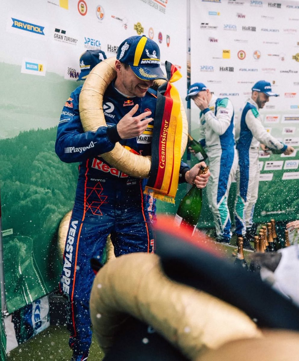 Hay muchas razones por las cuáles Verstappen es mi piloto favorito pero su amor por el automovilismo debe ser la mayor de todas.

Tiene un fin de semana libre y se va a correr al circuito más difícil del mundo y encima gana.

Piloto generacional, el mejor del mundo 🐐

#NLS