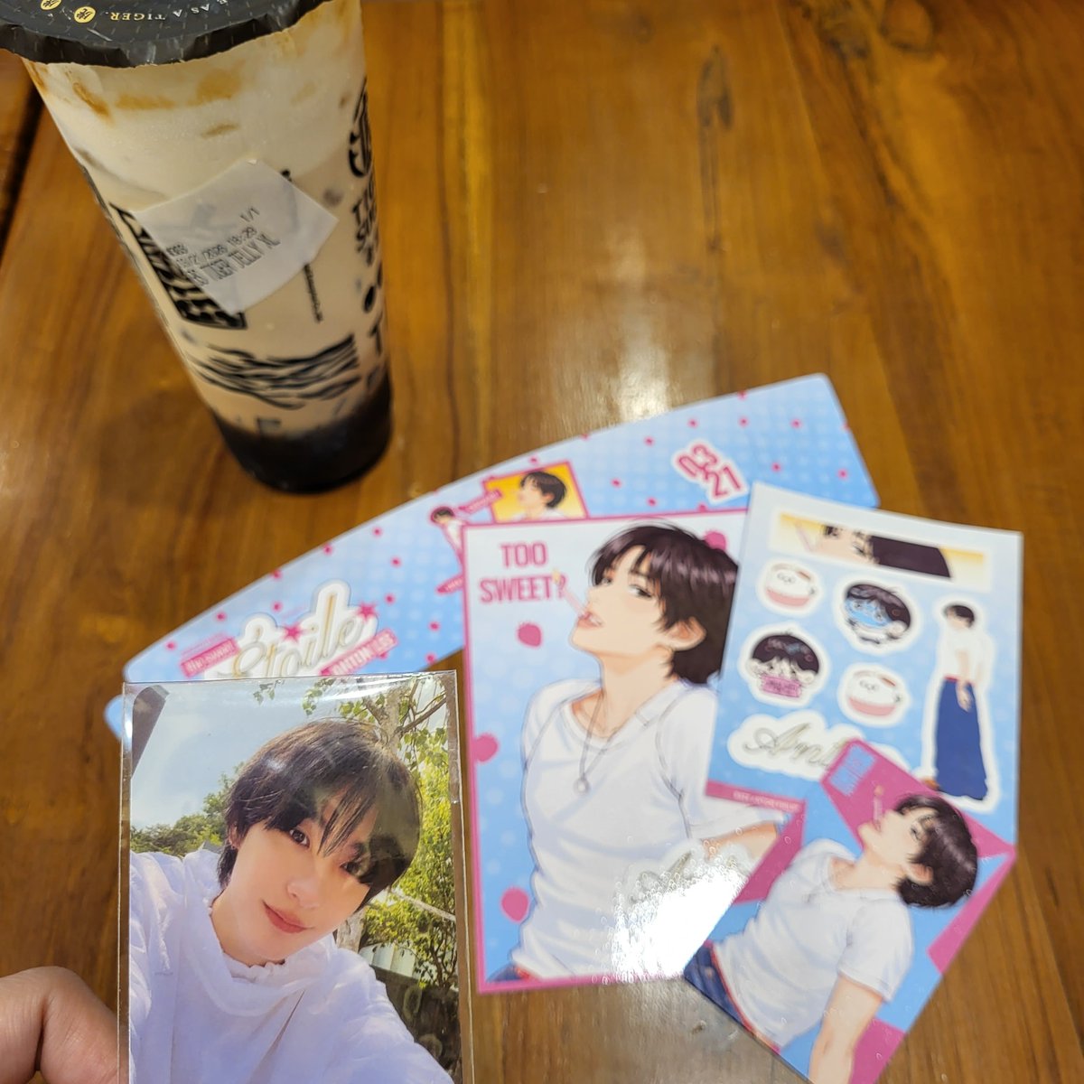 RIIZE_appr's tweet photo. Celebrated tontonie's 22nd (we love u toni) w these super cute merch!!! thank u sm :c 

 #sweeTONes #2Uand2eeny #PUPPYBOSS_ANTON_HBD https://t.co/ty5yJiQp6c