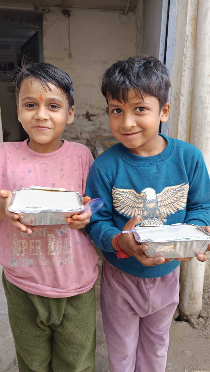 tarezameenngo's tweet image. "Gunjan Sir spread smiles and happiness by donating packed rice &amp;amp; chhole to 115 children at Tare Zameen Foundation. 🍛✨

#TareZameenFoundation #FoodDistribution #ServingHumanity #KindnessMatters #FeedTheNeedy #SpreadSmiles #CompassionInAction #HelpingHands #MakeADifference