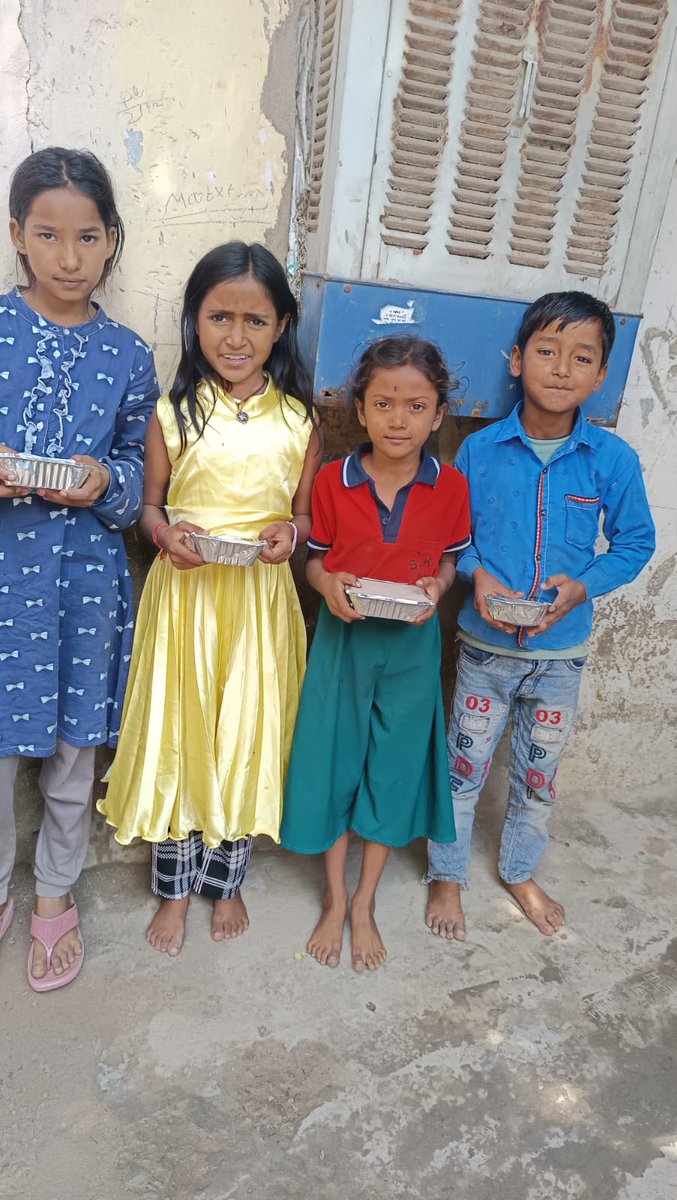 tarezameenngo's tweet image. "Gunjan Sir spread smiles and happiness by donating packed rice &amp;amp; chhole to 115 children at Tare Zameen Foundation. 🍛✨

#TareZameenFoundation #FoodDistribution #ServingHumanity #KindnessMatters #FeedTheNeedy #SpreadSmiles #CompassionInAction #HelpingHands #MakeADifference