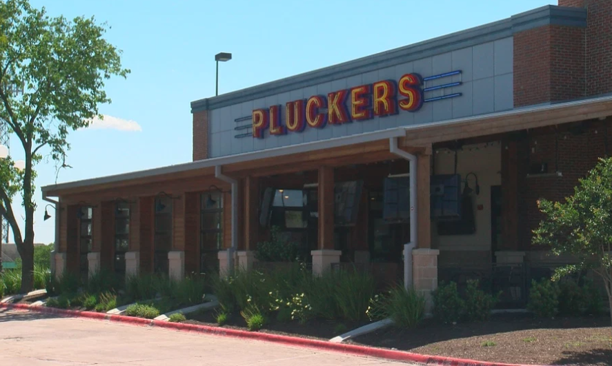 News4SA's tweet photo. FREE MEALS 🍗 Pluckers Wing Bar is offering free meals to Transportation Security Administration officers at all of its locations for the duration of the federal government shutdown. https://t.co/296bGBWmYy https://t.co/6unzlNg2cT