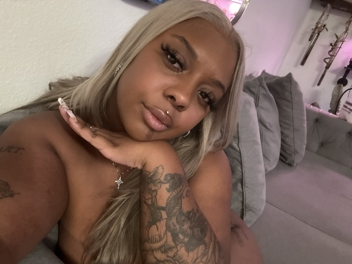 LLikestoparty's tweet photo. RARE appearance https://t.co/BQjLZGDutq
