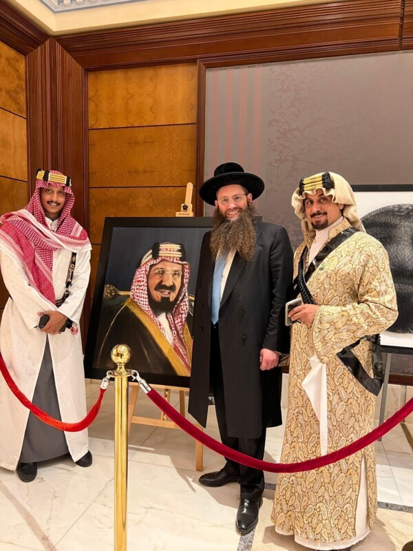 Ishtar742's tweet photo. @Muhammad5Khaled @allmouswy_j @kafn33 @alsharqiyatv ال البيت (صلوات ربي عليهم) اوضحوا ا�� لا دولة دينية باسم التشيع في زمن الغيبة لذلك هذه الافعال تعتبر سياسية و ليس لها دخل بالتشيع كدين.

انتم عندكم مفهوم الدولة الدينية، لذلك نگدر انحاسبكم; فتعال شوف احفاد الصحابة كيف عملاء عند امريكا لدرجة انهم حتى باعوا قدسم لليهود 🤣 https://t.co/5Eoyjdwidj