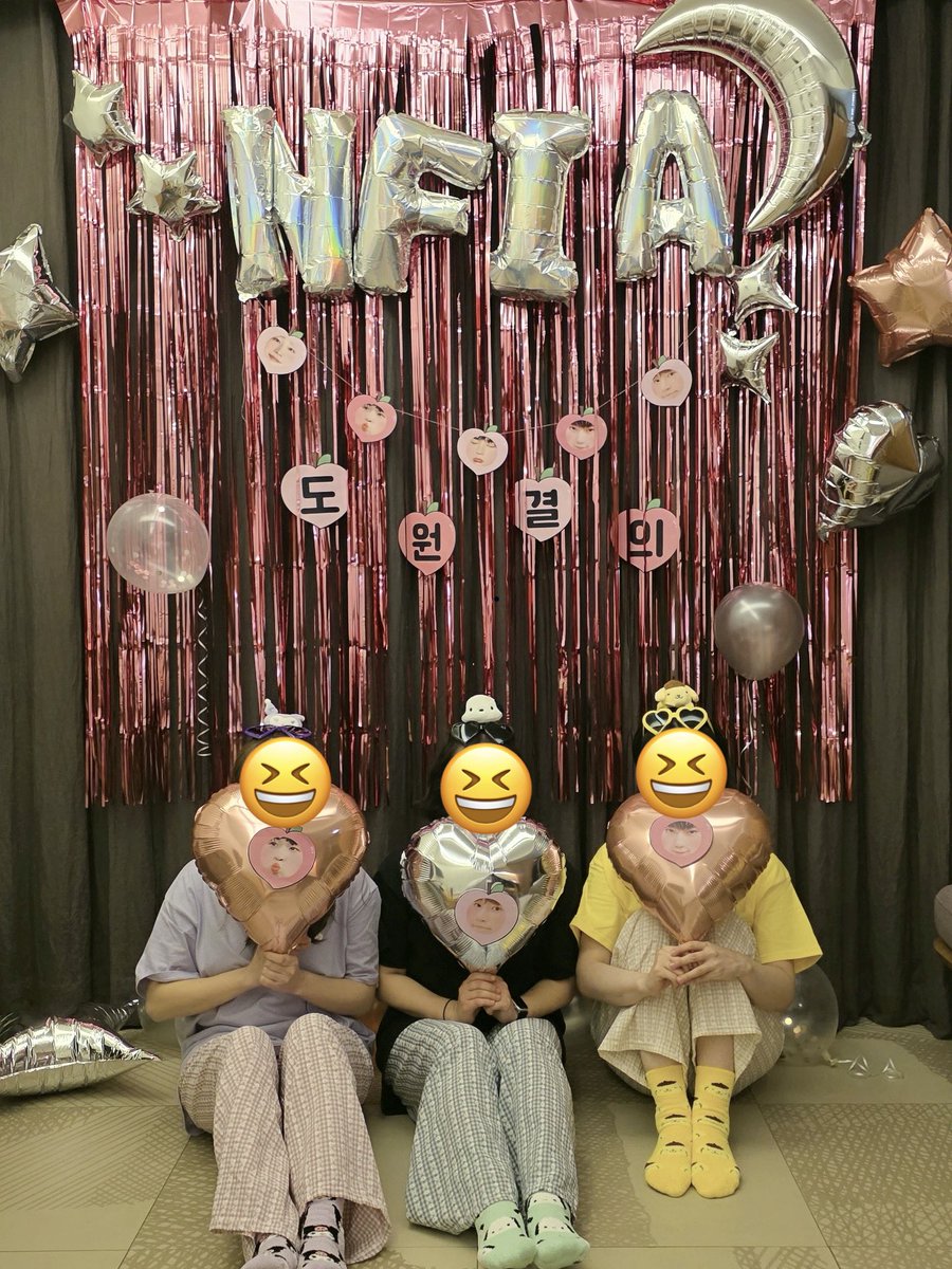 love__921031's tweet photo. 단체티를 맞춘 어떤 여성을 시작으로😋 선구리 머리끈 바지 양말까지 한사람씩 가져오다보니 일이커진....ㅋㅋㅋㅋㅋㅋ 
한 모 피디님의 씨디 2종과 골때리는 비주얼의 쓸모없는 선물까지 최종웃김ㅋㅋㅋㅋㅋㅋ

+사진에 태그될수없다는 @nf_dia 쌤도함께 https://t.co/oCTmtZuDdT