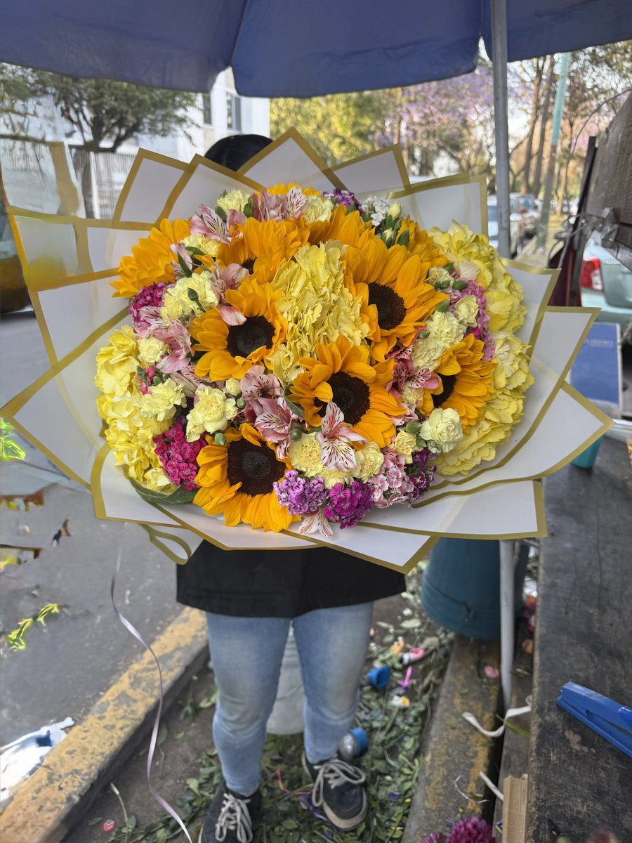 Regalar flores amarillas simboliza la promesa de estar siempre presentes en tu vida, para así aportar felicidad y apoyo en cualquier momento.

<a href="/NicolaPorcella/">Nicola Porcella</a> para tus Onlys siempre serás nuestro campeón y ver esa carita feliz nos da mucha felicidad 💚🌼💚🌼💚🌼

#NicolaPorcella