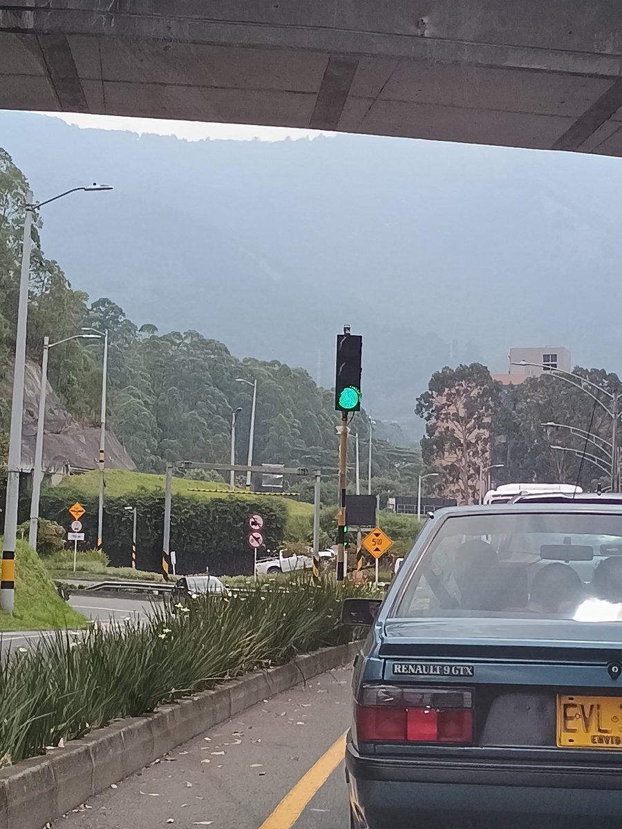 nposadaa's tweet photo. Es inaudito el tercer mundismo de @sttmed... Un semáforo en una autopista. Entrada del túnel seminario en Las Palmas. https://t.co/eyzh4aPvgO