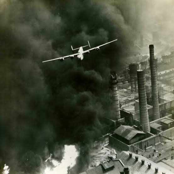 İran'ın savaş sırasında askeri üretiminin duracağını bir anlığına bile düşünen herkes cahildir.

İkinci Dünya Savaşı sırasında Almanya'ya bakmanız yeterli.

Amerikalılar ve İngilizler buraya yıkım yağdırdılar ve sanayi şehirlerinin %70'ini yaktılar.

Ancak, yıkıcı hava