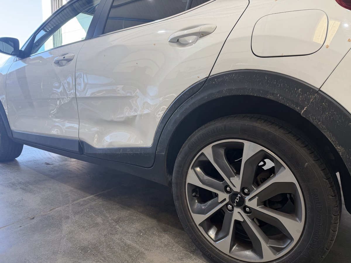 lsj_info's tweet photo. Before and after Kia Stonic n/s rear and front door badly damaged was able to save the front door but replaced the rear #kia #kiastonic #white #carbodyrepair #cardent https://t.co/6WusRo4YY3