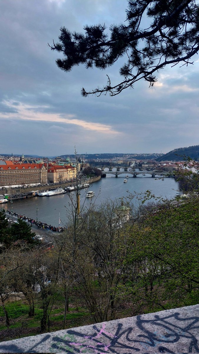 Cestou z Letné. Plné ulice ✌️