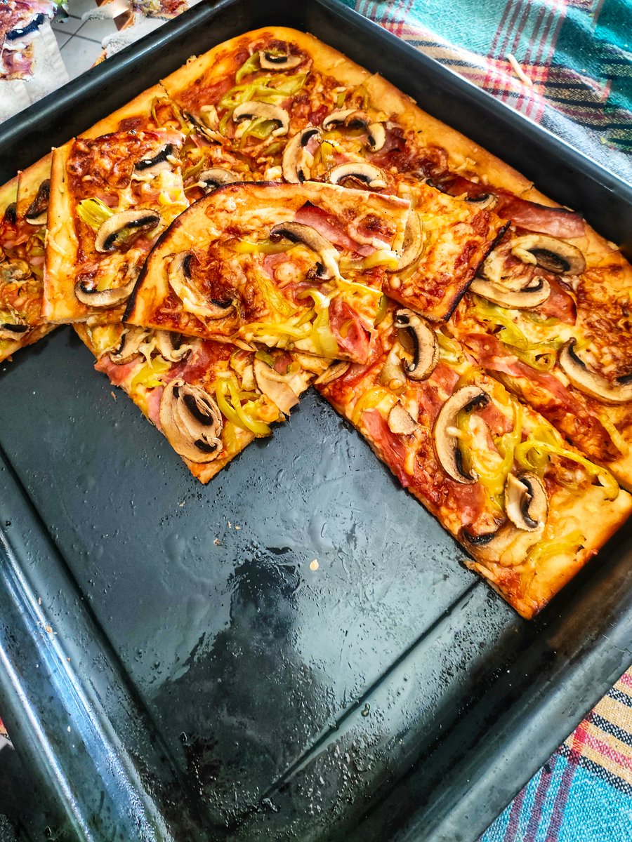 2013Georgiadis's tweet image. «Pizza al Taglio fatto in casa! 🇮🇹 Γιατί η απόλαυση κρύβεται στις πιο απλές, χειροποίητες γεύσεις. Τραγανή ζύμη, φρέσκα υλικά και... η δίαιτα ξεκινάει από Δευτέρα! 🍕✨🍄» 
#pizzaaltaglio #homemadeapizza  #pizzalover #homemade #pizzatime #πιτσα #σπιτικήπίτσα #πίτσαταψιού #σπέσιαλ