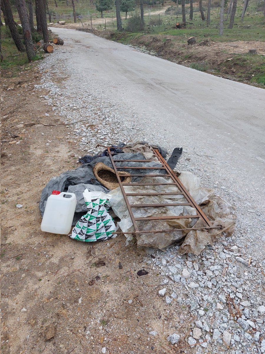 Otra brigadilla de <a href="/SalvaLaDehesa/">Salvemos La Dehesa</a> recogiendo y acopiando basura en la Ladera de Matarrubia de #Moralzarzal. Ya está avisado el Parque Regional para que lo retiren.