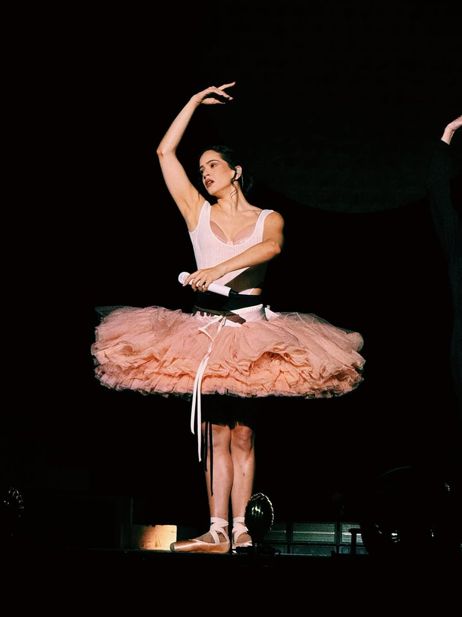 ROSALÍA performing on LUX TOUR in Paris (night 2): best pics 🧵